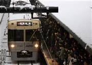 京王電鉄井の頭線の明大前駅のホームで電車を待つ客＝２０１６年１月１８日午前、東京都世田谷区（鈴木健児撮影）