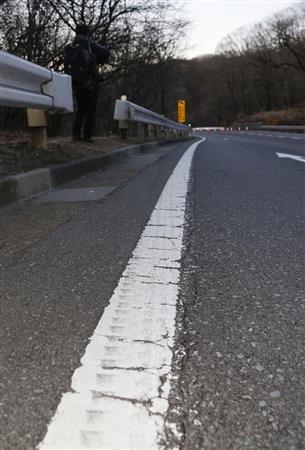 バスが事故直前に接触したとみられるガードレール（左奥）手前の路面に残ったタイヤ痕＝２０１６年１月１６日、長野県北佐久郡軽井沢町（共同）