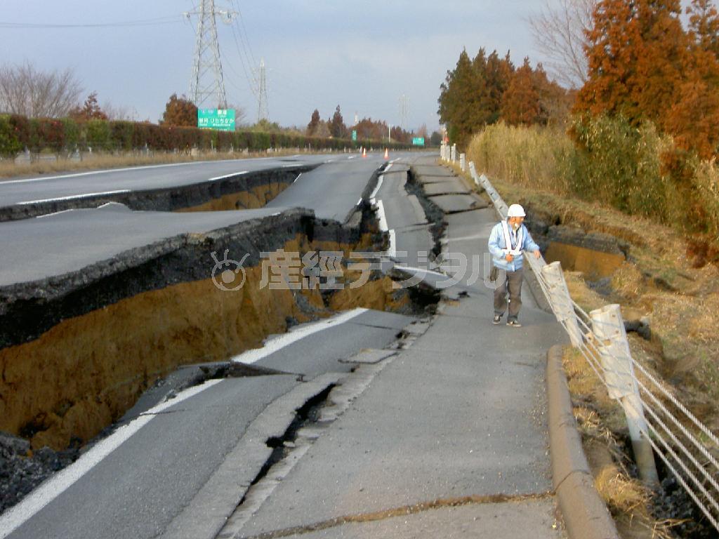 東日本大震災で道路が大きく崩落した常磐道那珂ＩＣ付近＝２０１１年３月１１日、茨城県那珂市飯田（ＮＥＸＣＯ東日本提供）