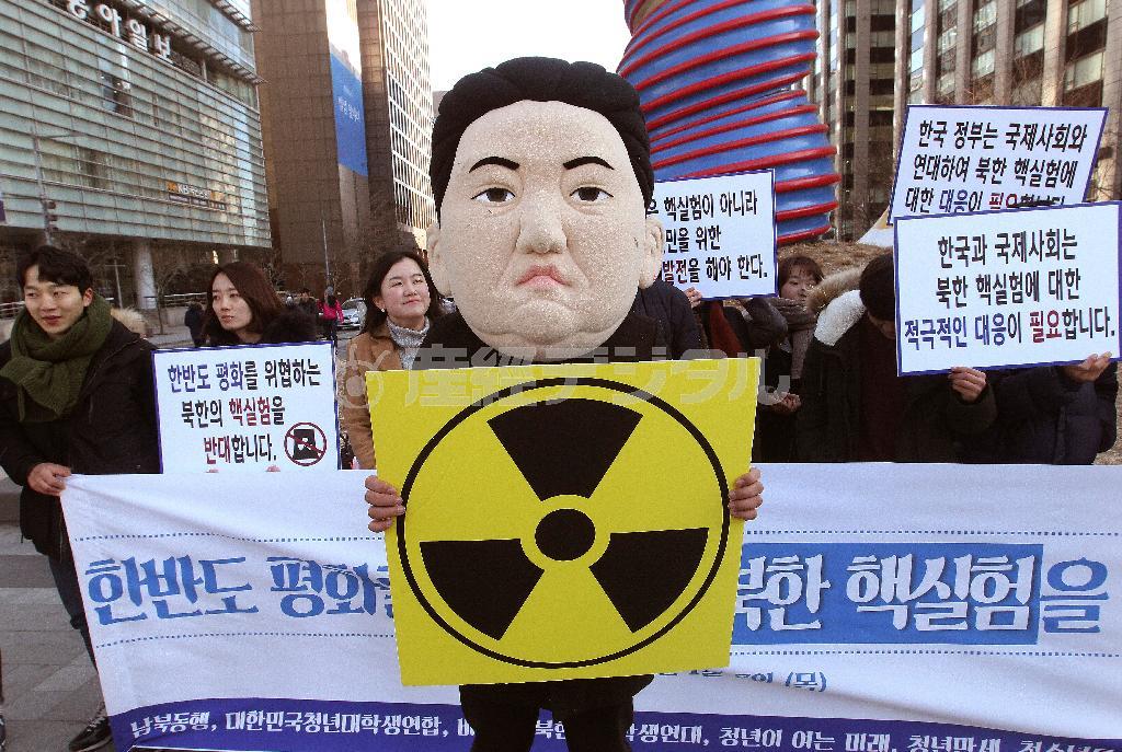 北朝鮮が４回目の核実験を行った翌日の１月７日、首都ソウルで金正恩第１書記を模した面を被って抗議デモを行う韓国の大学生ら＝２０１６年、韓国（ＡＰ）