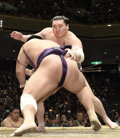 白鵬（奥）が変化からの上手出し投げで栃煌山（とちおうざん）を下した＝２０１６年１月１８日、東京都墨田区の両国国技館（共同）