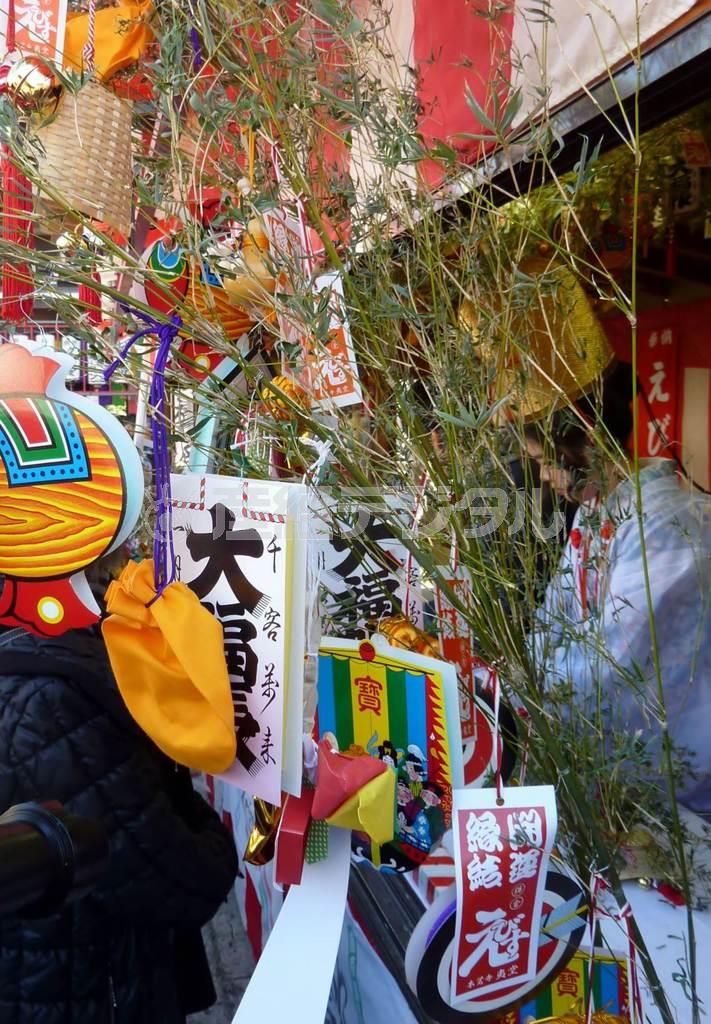 福娘から参拝客へ手渡される福笹（ふくざさ）＝２０１６年１月１０日、神奈川県鎌倉市