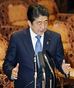 参院予算委で答弁する安倍首相＝１９日午前