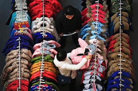 北京のショッピングモールで冬用衣料を選ぶ客（下）と店員（ＡＰ）