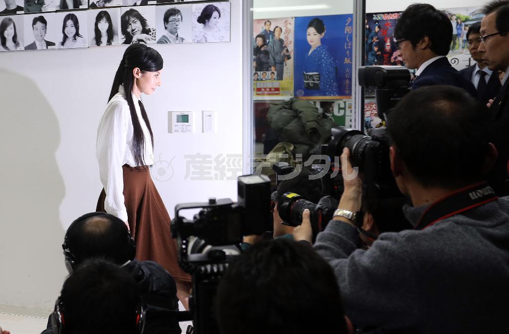 バンド「ゲスの極み乙女。」の川谷絵音（かわたに・えのん）さんとのスキャンダルについての会見を終え退室するベッキーさん＝２０１６年１月６日、東京都新宿区（山田俊介撮影）