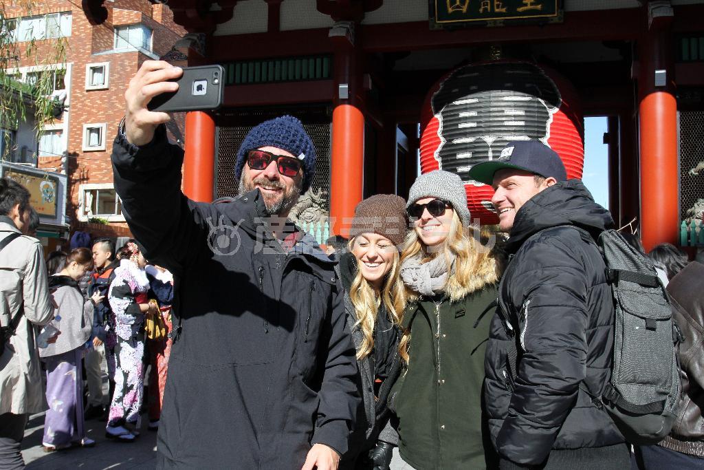 訪日外国人観光客でにぎわう浅草寺の雷門＝２０１６年１月１９日、東京都台東区（荻窪佳撮影）