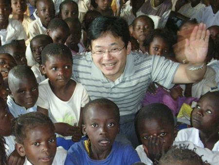 ワールド・ビジョン・ジャパンの今西浩明さん（中央）＝２００７年１月２３日（提供写真）
