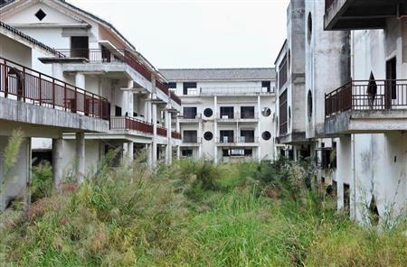 中国広西チワン族自治区で、建設工事が中断したまま放置された別荘地＝２０１５年１１月（共同）