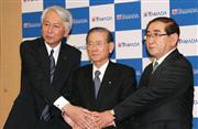 握手をする（左から）次期社長の桑野光正取締役執行役員常務、山田昇社長、一宮忠男副社長＝２１日、群馬県高崎市のヤマダ電機本社