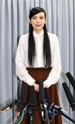 ゲスの極み乙女。の川谷絵音さんとの不倫疑惑について会見に臨むベッキーさん＝東京・新宿区