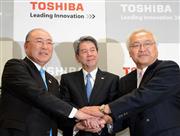 ２０１５年２月２６日の東芝社長交代会見。左から、西田厚聡会長、新社長に就任する田中久雄副社長、佐々木則夫社長＝東京都港区