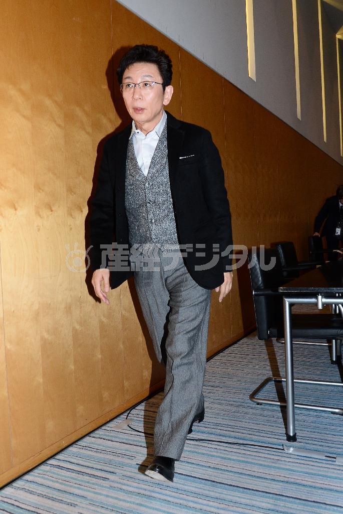 「報道ステーション」降板の記者会見を終えて引き揚げる古舘伊知郎さん＝２０１５年１２月２４日、東京都港区六本木（斎藤浩一撮影）