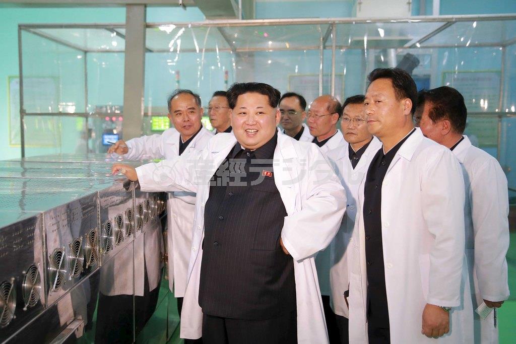 食品工場を視察する北朝鮮の金正恩第一書記（中央）＝２０１５年１１月１４日、北朝鮮・首都平壌市（ロイター）
