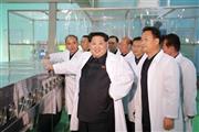 食品工場を視察する北朝鮮の金正恩第一書記（中央）＝２０１５年１１月１４日、北朝鮮・首都平壌市（ロイター）