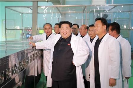 食品工場を視察する北朝鮮の金正恩第一書記（中央）＝２０１５年１１月１４日、北朝鮮・首都平壌市（ロイター）