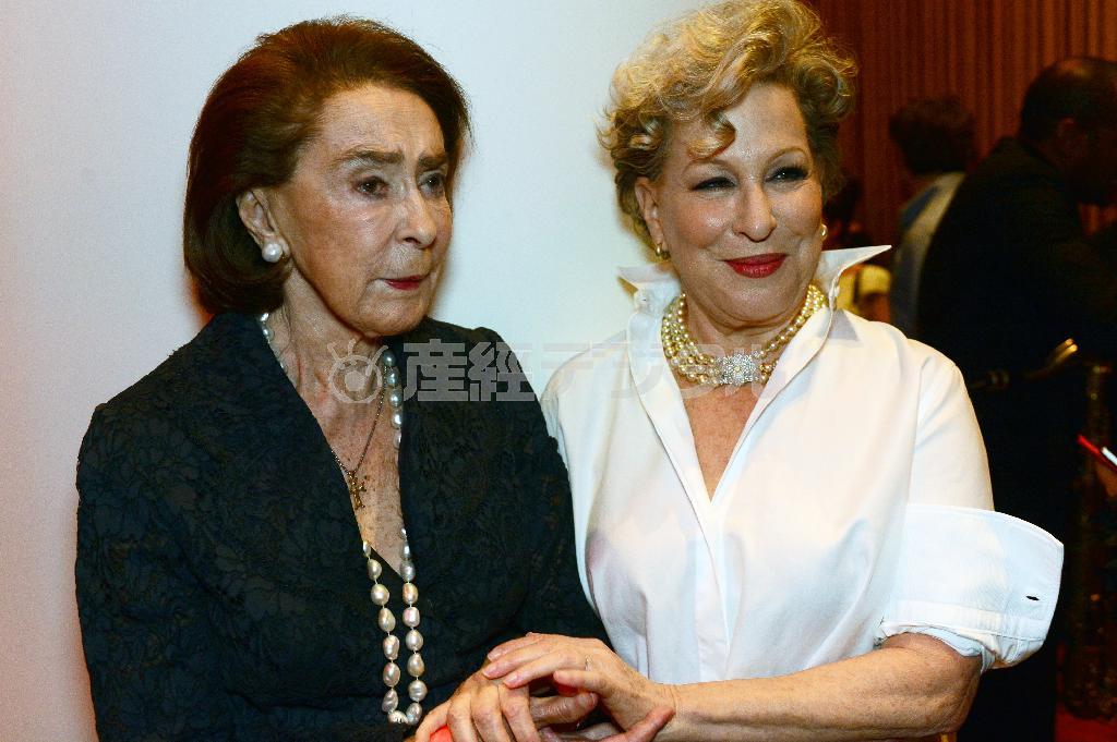 米女優、ベット・ミドラーさん（右）＝２０１５年１２月１７日、米ニューヨーク（ＡＰ）