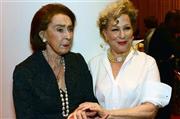米女優、ベット・ミドラーさん（右）＝２０１５年１２月１７日、米ニューヨーク（ＡＰ）