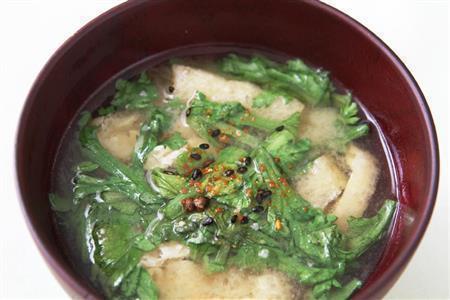 春菊のみそ汁。※６９ｋｃａｌ、塩分１．６グラム（１人分）