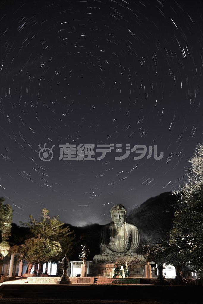 ライトアップされ、新しい年を迎えた鎌倉大仏＝２０１６年１月１日、神奈川県鎌倉市長谷の高徳院（渡辺照明撮影）。※写真は比較明合成