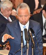 参院決算委員会で質問に答える甘利明経済再生担当相＝２１日午前、国会・参院第１委員会室（斎藤良雄撮影）