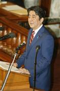 衆院本会議で施政方針演説をする安倍首相＝２２日午後