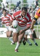 日本代表としてもプレーした経験を持つジェイミー・ジョセフ新監督（中央）＝１９９９年７月１１日（産経新聞撮影）