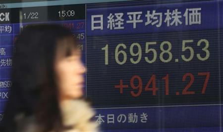 東京株式市場は大幅反発し、平均株価の上げ幅は約４カ月ぶりの大きさとなった＝２２日（ＡＰ）