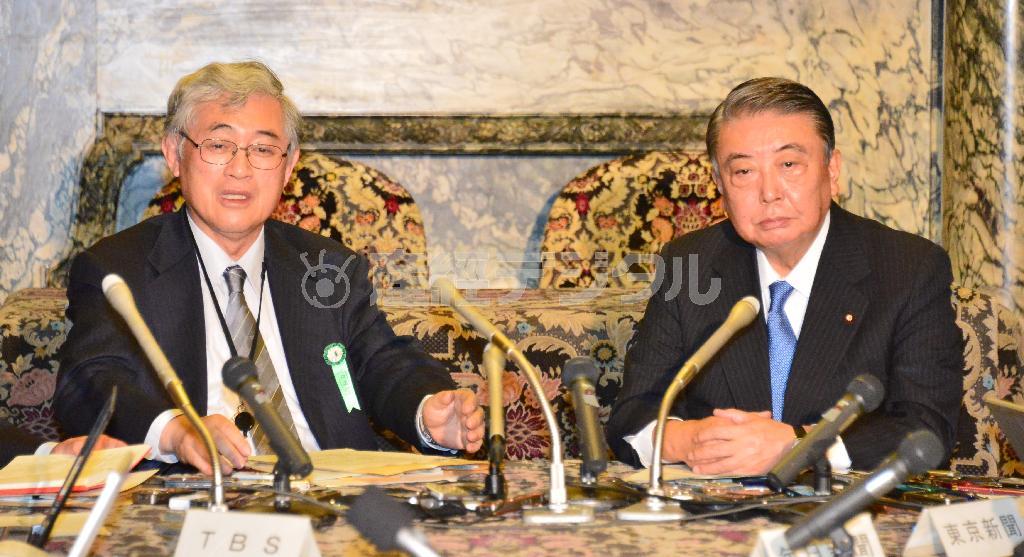 答申を提出し記者会見する衆院選挙制度調査会の佐々木毅（たけし）座長（左）と大島理森（ただもり）衆院議長＝２０１６年１月１４日午後、国会内（斎藤良雄撮影）