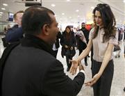 ロンドンのヒースロー空港でモルディブのモハメド・ナシード元大統領（左）を出迎えるアマル・クルーニーさん＝２１日（ロイター）