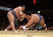 少年時代からのライバル、琴奨菊（ことしょうぎく、右）をとったりで破った豊ノ島＝２０１６年１月２２日、東京都墨田区の両国国技館（今野顕撮影）