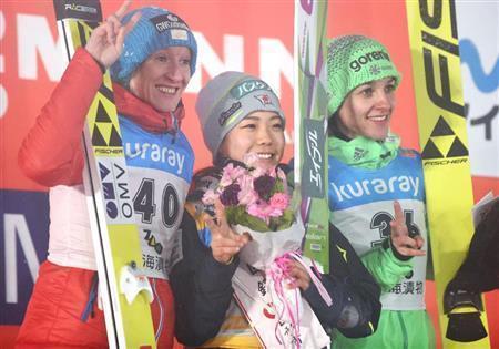 今季５勝目を挙げ、表彰式で笑顔の高梨沙羅（さら、中央）＝２０１６年１月２２日、山形県山形市のクラレ蔵王シャンツェ（共同）