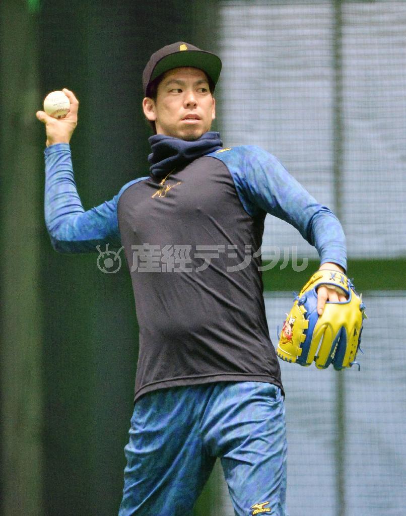 メジャーのボールを使ってキャッチボールする前田健太＝２０１６年１月２２日、広島県広島市（共同）