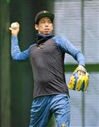 メジャーのボールを使ってキャッチボールする前田健太＝２０１６年１月２２日、広島県広島市（共同）