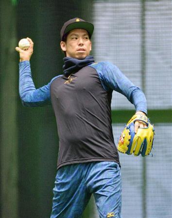 メジャーのボールを使ってキャッチボールする前田健太＝２０１６年１月２２日、広島県広島市（共同）