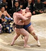 全勝対決で白鵬を寄り切った琴奨菊（ことしょうぎく、右）。唯一の勝ち放しとなった＝２０１６年１月２０日、東京都墨田区の両国国技館（塩浦孝明撮影）