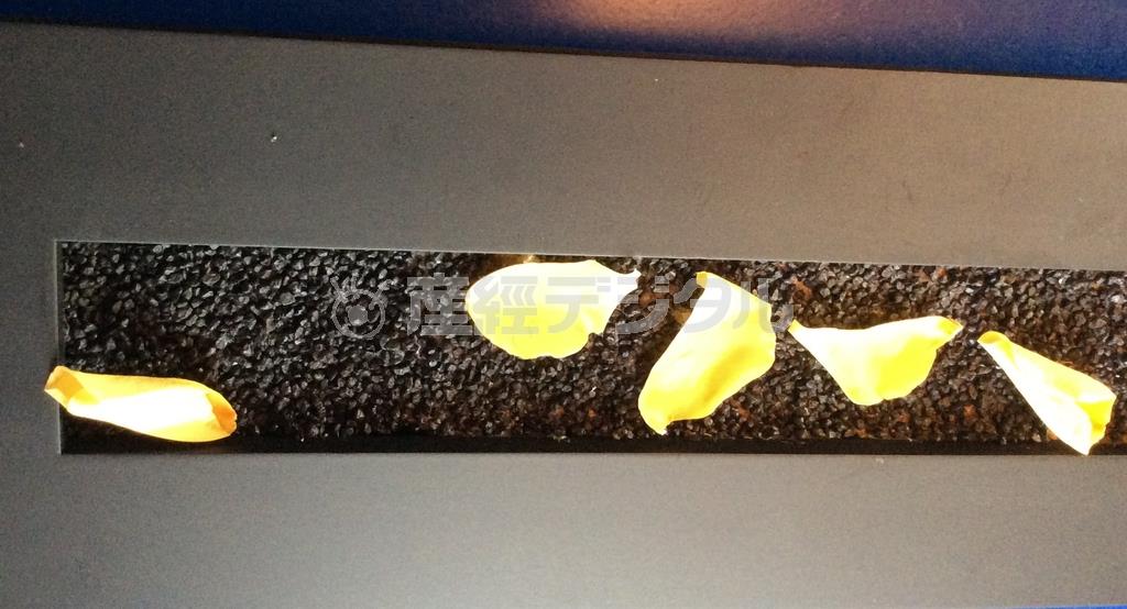 （手順２）黄バラをほぐして、その花びらを砂の上にバランスをみて配置し貼っていく＝２０１６年１月２０日（花千代さん提供）