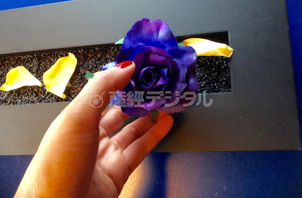 （手順３）アクセントにアートフラワーを１輪挿す＝２０１６年１月２０日（花千代さん提供）