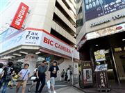 買い物をする訪日外国人が行き交う大阪・ミナミの繁華街＝大阪市中央区（沢野貴信撮影）