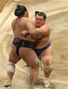 琴奨菊（ことしょうぎく、右）がよりきりで栃煌山（とちおうざん）を破り、１敗を守った＝２０１６年１月２３日、東京都墨田区の両国国技館（中井誠撮影）