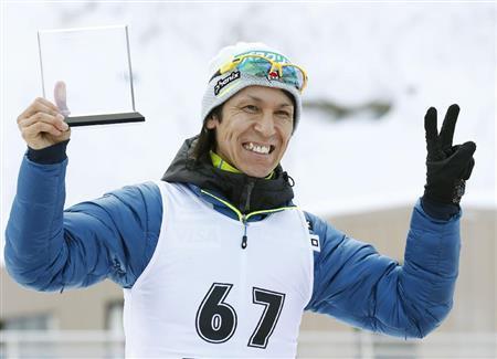 １回目に最長不倒の１４２．５メートルを記録し、表彰で笑顔の２位となった葛西紀明＝２０１６年１月２３日、北海道札幌市中央区の大倉山ジャンプ競技場（共同）