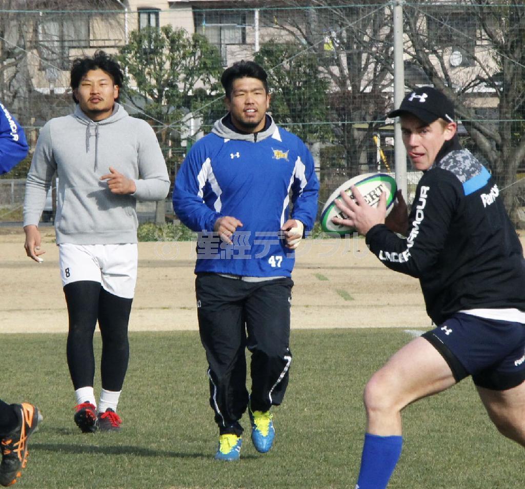 トップリーグ決勝に向け練習するパナソニックの堀江翔太（中央）ら＝２０１６年１月２４日、群馬県太田市（共同）