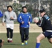 トップリーグ決勝に向け練習するパナソニックの堀江翔太（中央）ら＝２０１６年１月２４日、群馬県太田市（共同）