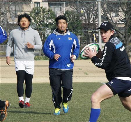 トップリーグ決勝に向け練習するパナソニックの堀江翔太（中央）ら＝２０１６年１月２４日、群馬県太田市（共同）