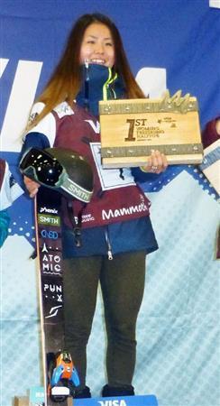 フリースタイルスキーのＷ杯女子ハーフパイプで今季初勝利、Ｗ杯通算２勝目を挙げた小野塚彩那（あやな）＝２０１６年１月２２日、米カリフォルニア州マンモスマウンテン（共同）