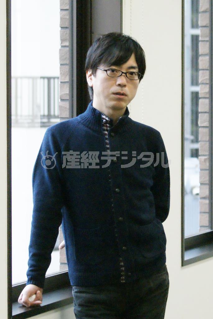 切ない年の差恋愛を温かいタッチで描いた中村航さん＝２０１６年１月６日（塩塚夢撮影）