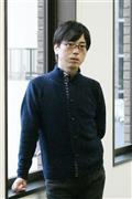 切ない年の差恋愛を温かいタッチで描いた中村航さん＝２０１６年１月６日（塩塚夢撮影）