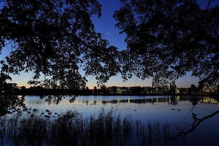 日の出の時刻のトーロ公園。街の中心部とは思えない静けさで、湖面は朝日に青く照り輝いていた＝２０１５年１０月９日、フィンランド（倉谷清文さん撮影）