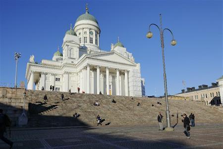 中心部の小高い丘の上に建つ白亜のヘルシンキ大聖堂。大階段からは「バルト海の乙女」と称される美しい街並が見える＝２０１５年１０月８日、フィンランド・首都ヘルシンキ（倉谷清文さん撮影）