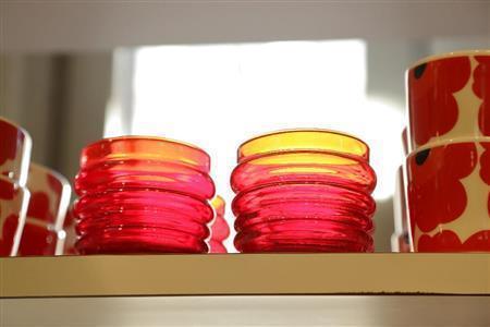 日本でもファンが多い「マリメッコ」。ショーウィンドウをのぞいて歩くだけでも楽しい＝２０１５年１０月９日、フィンランド・首都ヘルシンキ（倉谷清文さん撮影）