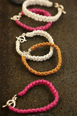 裏通りへ入ると、小物やアクセサリーの店が軒を連ねる。どれも温かみのあるデザインだ＝２０１５年１１月７日、フィンランド・首都ヘルシンキ（倉谷清文さん撮影）